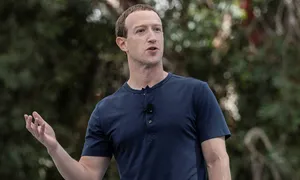 Mark Zuckerberg cân nhắc bán áo phông