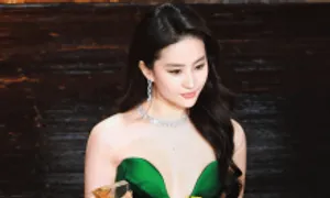 Lưu Diệc Phi tôn dáng với đầm cut-out Lưu Diệc Phi tôn dáng với đầm cut-out