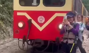 Du khách bị tàu đâm khi mải chụp ảnh 'tự sướng' Du khách bị tàu đâm khi mải chụp ảnh 'tự sướng'